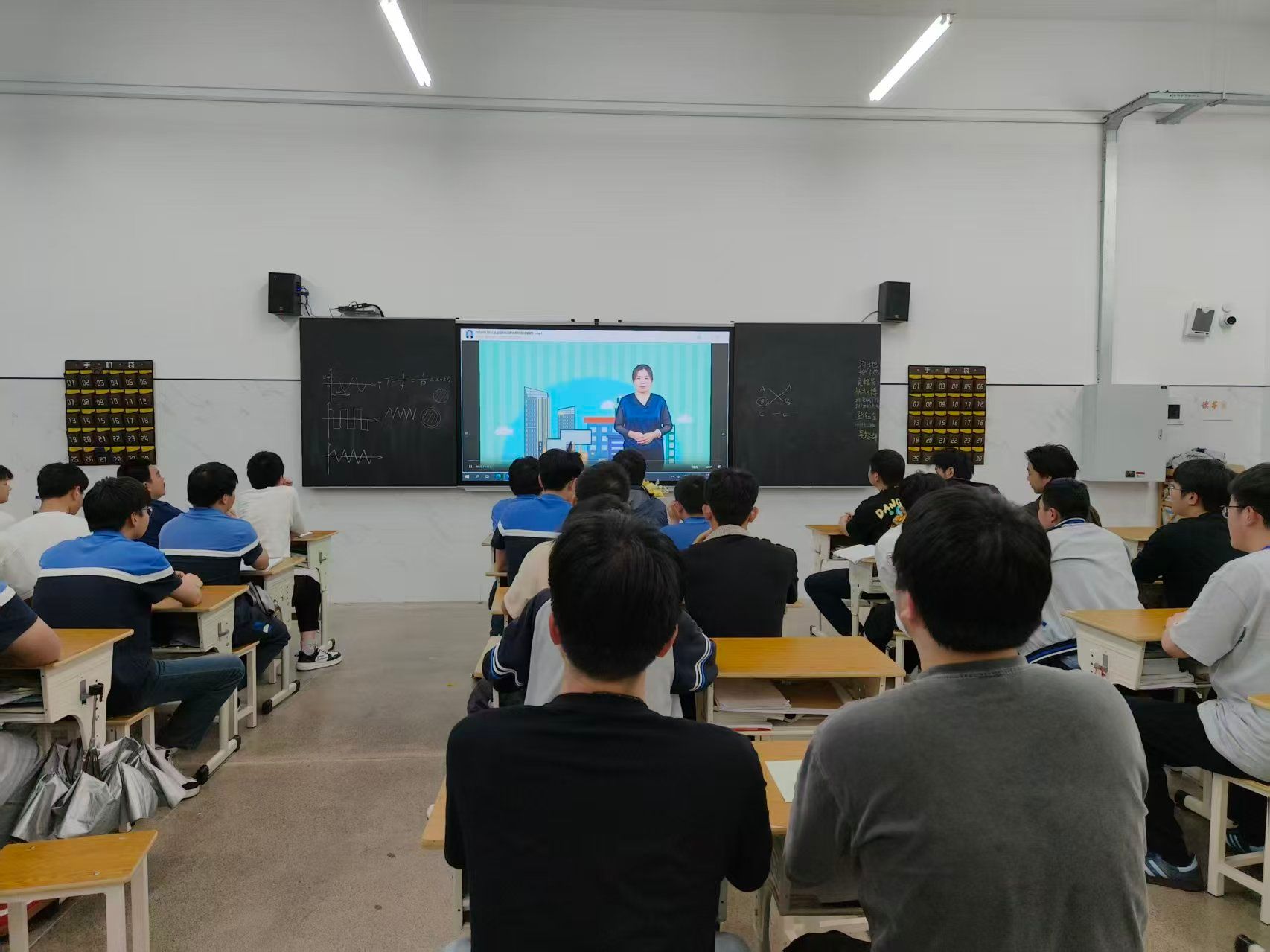 学生观看视频照片.jpg