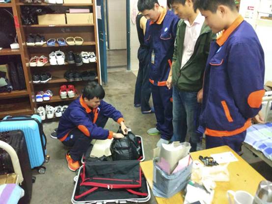 说明: E:\2018下学管\A1015寝室安全检查\高级钣喷1702班1.jpg