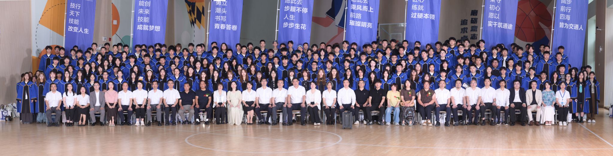 2026优秀毕业生学生家长代表与学院领导合影(1).jpg