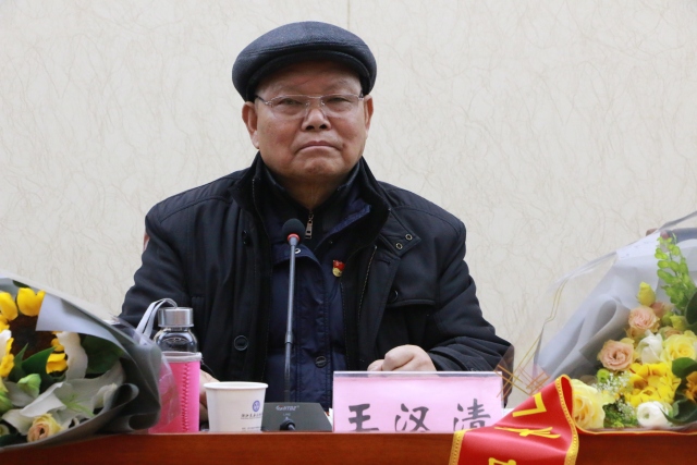 一场暖心的报告会鲜花献雷锋好人进校园学习雷锋精神报告会